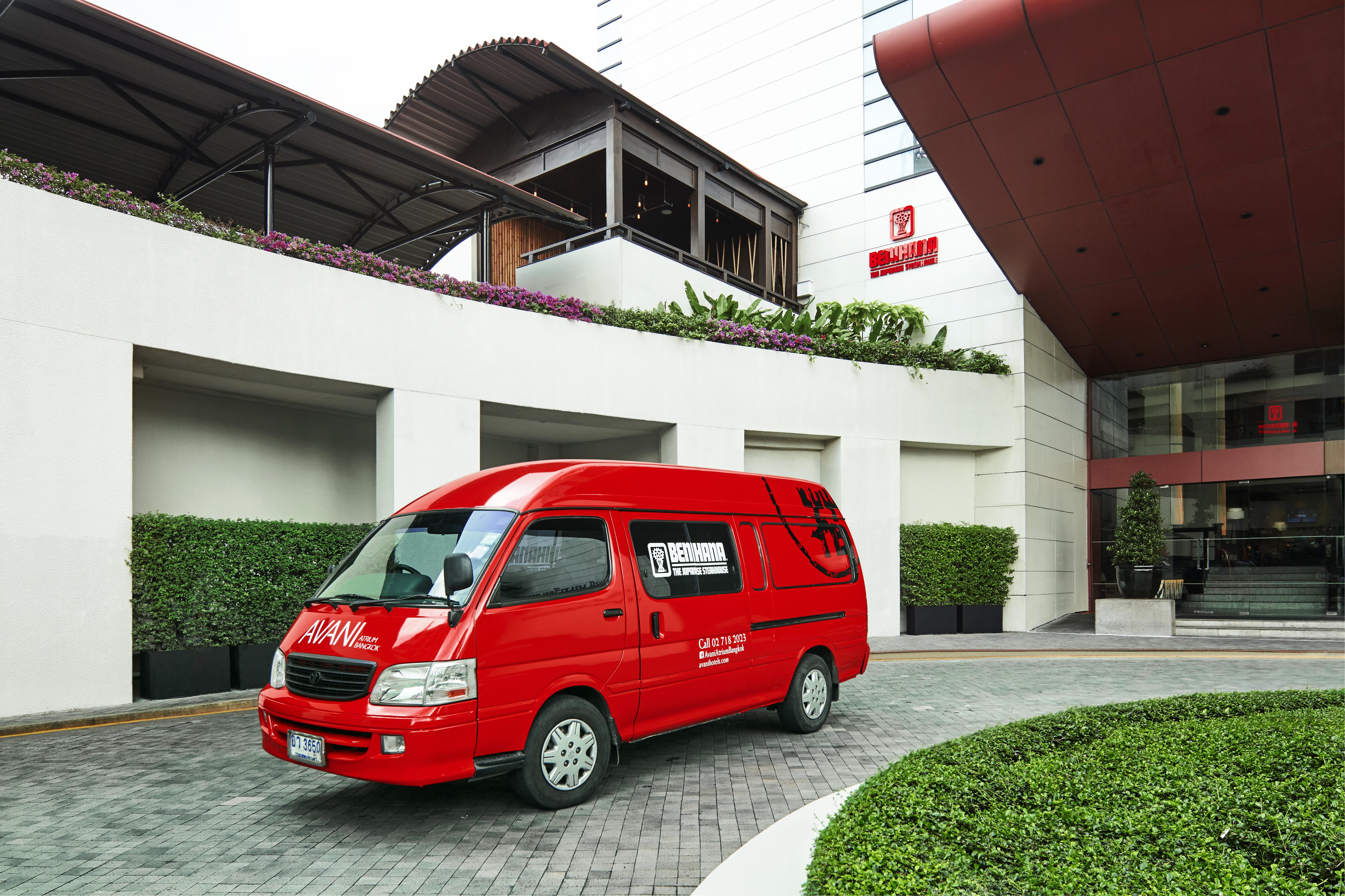 Grand Mercure Bangkok Atrium Zewnętrze zdjęcie A van of the hotel