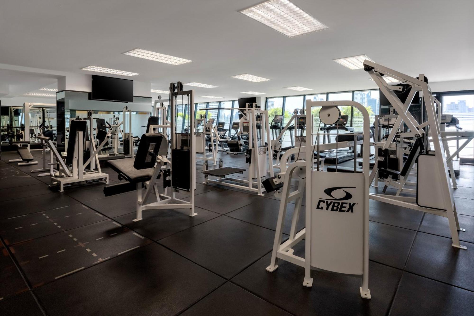 Grand Mercure Bangkok Atrium Zewnętrze zdjęcie The gym at the University of New England