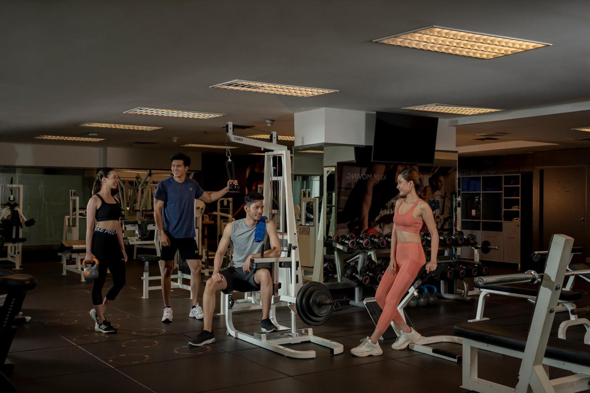 Grand Mercure Bangkok Atrium Zewnętrze zdjęcie The gym at the hotel