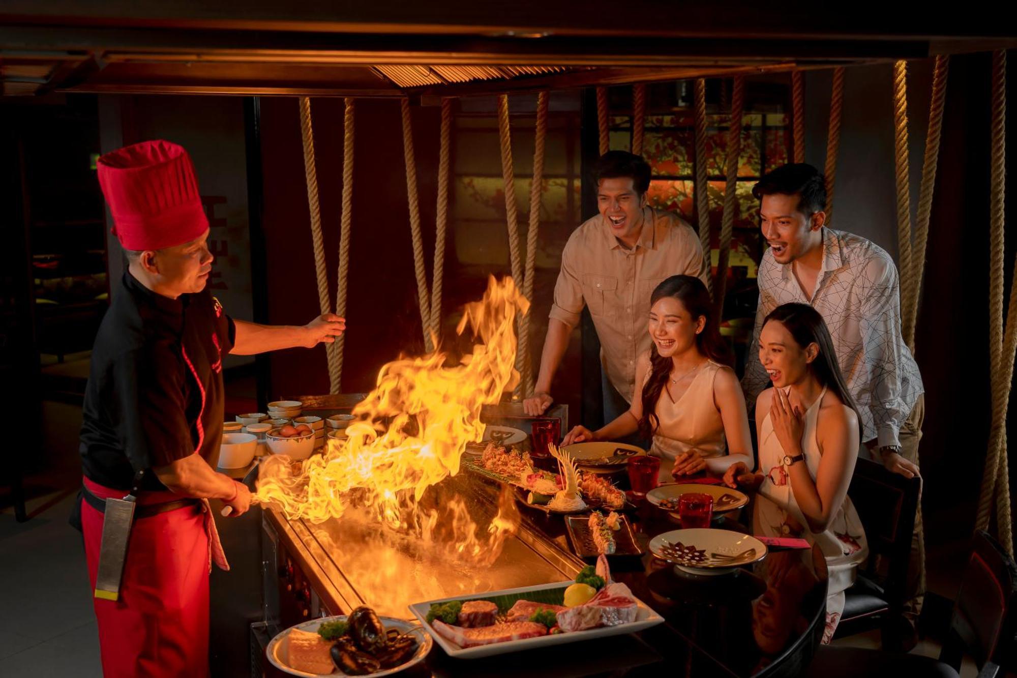 Grand Mercure Bangkok Atrium Zewnętrze zdjęcie A chef cooking with a blowtorch